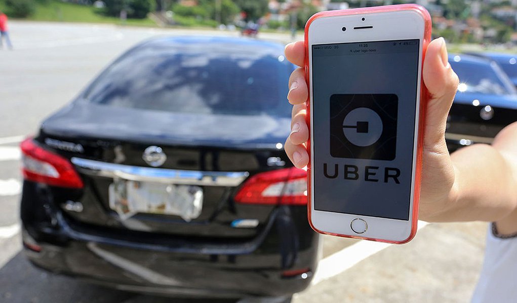 São Paulo, SP 28/03/2016 Manifestação de motoristas do UBER em frente ao Estádio do Pacaembú, na Praça Charles Miller. Foto: Leo Martins