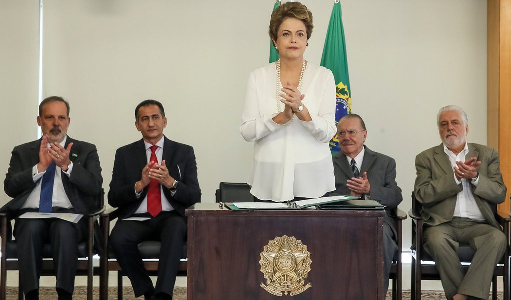 Brasília - DF, 18/12/2015. Presidenta Dilma Rousseff durante assinatura do Decreto que regulamenta a Zona Franca Verde no Palácio do Planalto. Foto: Roberto Stuckert Filho/PR