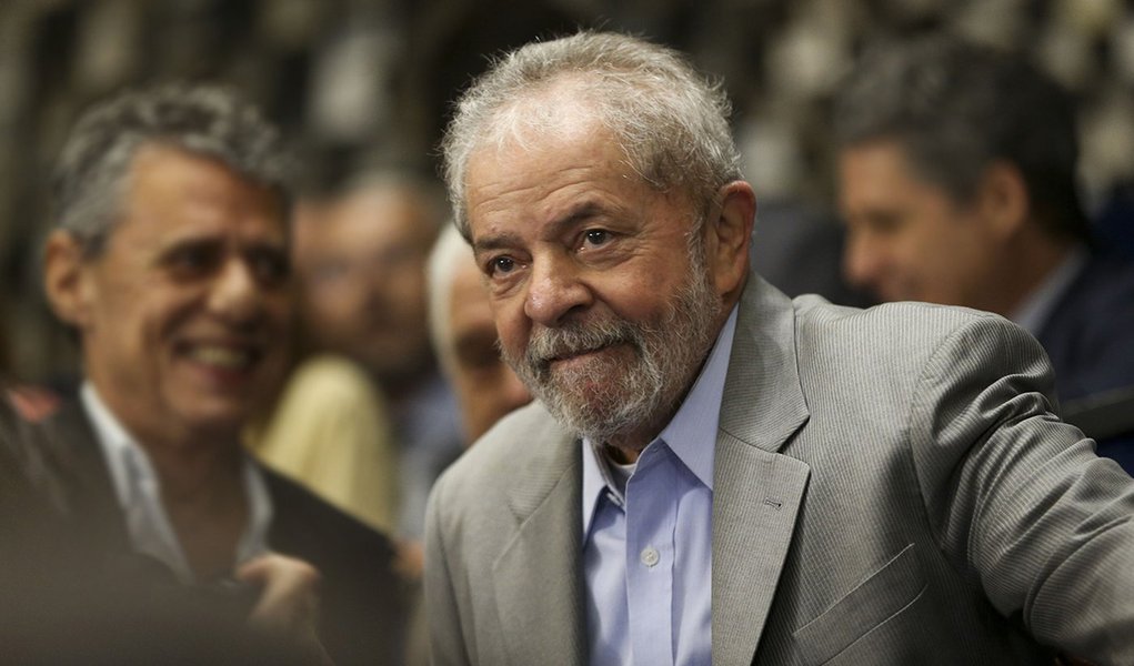 Brasília - O o ex-presidente Luiz Inácio Lula da Silva assiste a presidenta afastada Dilma Rousseff fazer sua defesa diante dos Senadores durante sessão de julgamento do impeachment. ( Marcelo Camargo/Agência Brasil)