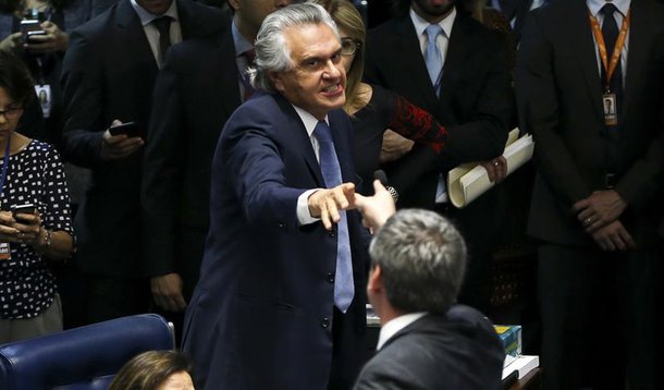 Bras�lia - Os senadores Ronaldo Caiado e Lindbergh Farias discutem durante o primeiro dia da sess�o de julgamento do impeachment da presidenta afastada Dilma Rousseff ( Marcelo Camargo/Ag�ncia Brasil)
