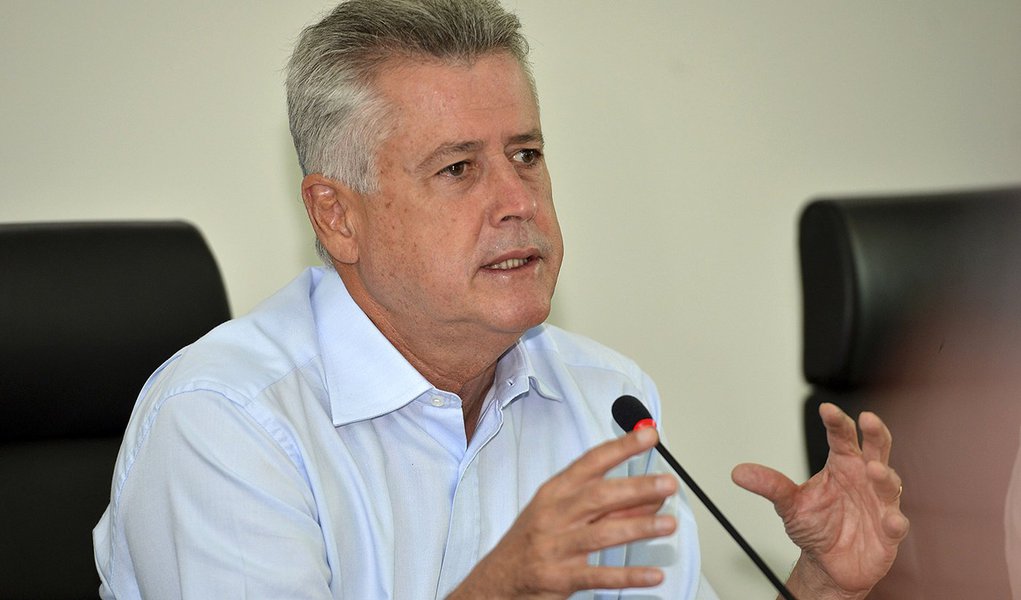 Brasília - O governador Rodrigo Rollemberg, se reúne com a secretária adjunta de Saúde, Eliene Berg, e com os diretores regionais de hospitais para discutir a situação da saúde no DF (Elza Fiuza/Agência Brasil)