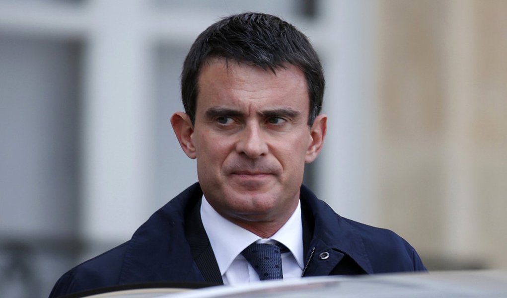 French Prime Minister Manuel Valls leaves after a meeting on Ebola at the Elysee Palace in Paris October 13, 2014. REUTERS/Charles Platiau (FRANCE - Tags: POLITICS HEALTH) - RTR49ZQF