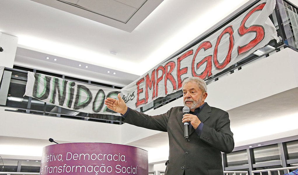 São Bernardo do Campo- SP- Brasil- 28/04/2015-  Ex-presidente Lula, durante a abertura do Simpósio “Ação coletiva, democracia, trabalho e transformação social: os 35 anos das grandes greves do ABC e o futuro das negociações coletivas”, organizado pelo Min