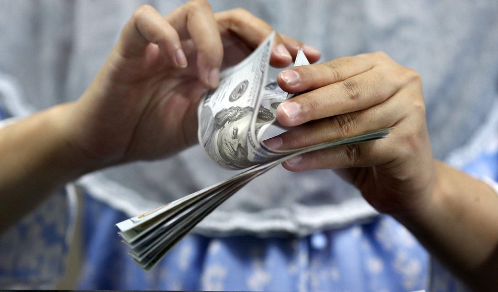 Caixa conta notas de dÃ³lares em Jacarta, na IndonÃ©sia 18/5/2015 REUTERS/Nyimas Laula