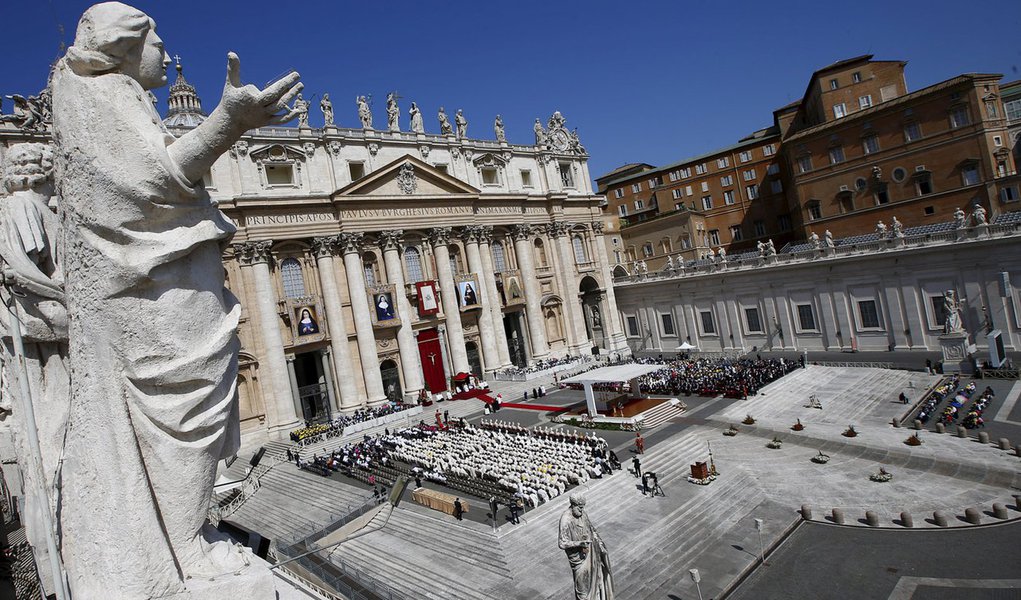 Vista geral da praÃ§a de SÃ£o Pedro, no Vaticano 17/5/2015    REUTERS/Tony Gentile