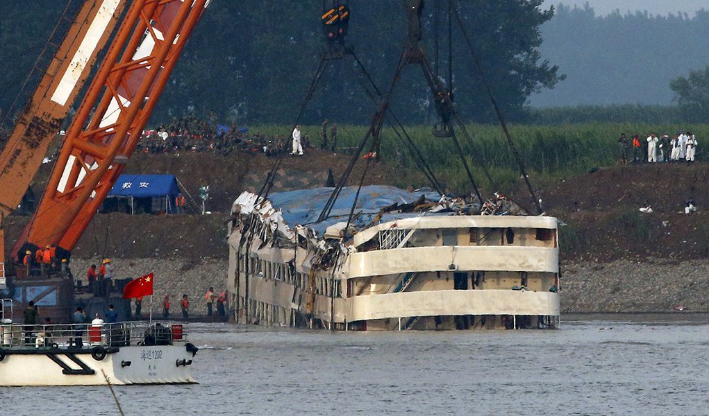 Agentes do resgate trabalham para retirar um navio naufragado do rio YangtzÃ©, na regiÃ£o de Jianli, na China, nesta sexta-feira. 05/06/2015 REUTERS/Kim Kyung-Hoon