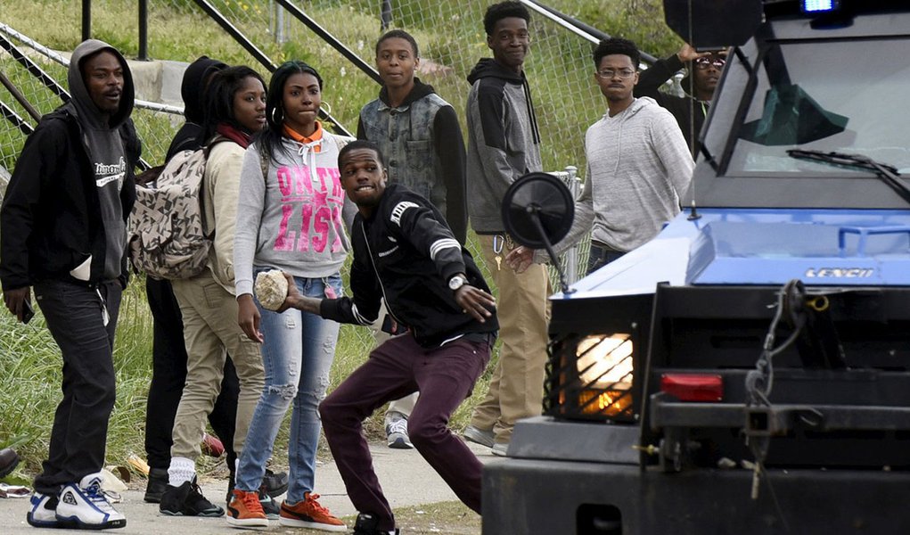 Manifestantes entram em confronto com polÃ­cia apÃ³s funeral de Freddie Gray em Baltimore. 27/04/2015.  REUTERS/Sait Serkan Gurbuz