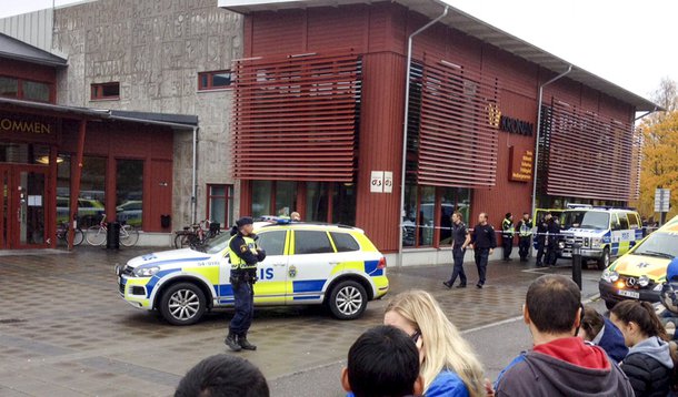 Polícia isolando área onde homem mascarado atacou pessoas, em Trollhattan, na Suécia. 22/10/2015 REUTERS/Stig Hedstrom/TT News Agency