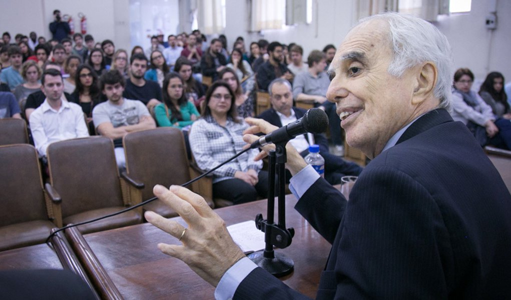 22/10/2015 - Palestra Magna sobre Perspectivas e Desafios da Política Externa Brasileira com o Embaixador Samuel Pinheiro Guimarães. Foto: Guilherme Santos/Sul21