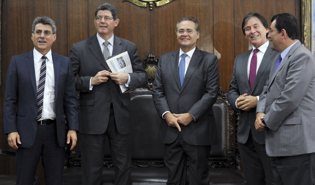 O presidente do Senado, Renan Calheiros (PMDB-AL), se reúne com o ministro da Fazenda, Joaquim Levy, para discutir uma proposta alternativa para a questão da correção do Imposto de Renda na fonte.

(E/D):
senador Romero Jucá (PMDB-RR);
ministro da Faz