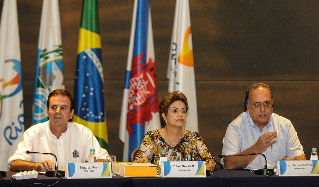 Presidenta Dilma Rousseff, o governador Luiz Fernando Pezão, o prefeito Eduardo Paes, e o presidente do Comitê Organizador dos Jogos Olímpicos Rio 2016, Carlos Nuzmann, durante reunião (Fernando Frazão/Agência Brasil)