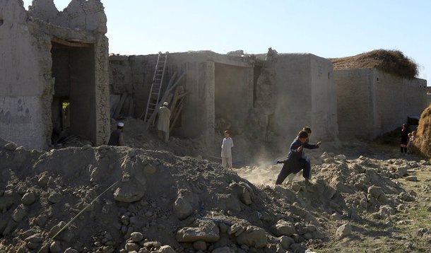 Crianças em meio a destroços após terremoto em Jalalabad, Afeganistão. 27/10/2015 REUTERS/Parwiz