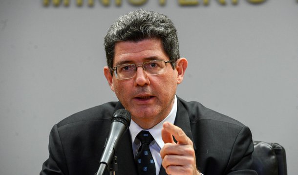 O ministro da Fazenda, Joaquim Levy, comenta a perda do grau de investimento pelo Brasil, de acordo com avaliação da Standard and Poor’s, em coletiva no ministério (Fabio Rodrigues Pozzebom/Agência Brasil)