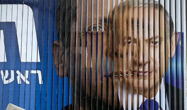 PremiÃª de Israel, Benjamin Netanyahu (direita), e rival eleitoral Isaac Herzog em pÃ´ster de campanha eleitoral em Tel Aviv. 09/03/2015 REUTERS/Baz Ratner