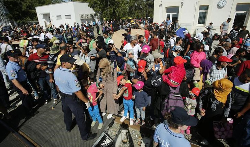 Imigrantes esperam por trens na estação de Tovarnik, na Croácia. 17/09/2015 REUTERS/Antonio Bronic