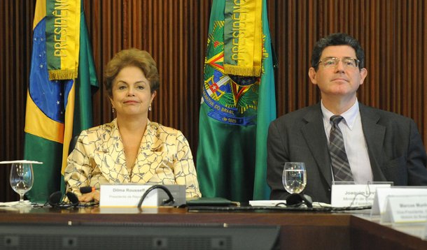 Presidenta Dilma Rousseff e os ministros Aloizio Mercadante (Casa Civil) e Joaquim Levy (Fazenda), recebem o presidente da Anfavea, Luiz Moan Yabiku Junio, e dirigentes das empresas associadas (José Cruz/Agência Brasil)