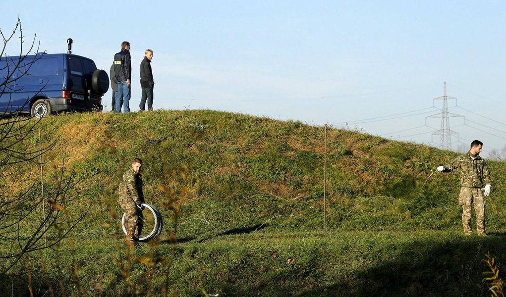 Soldados colocando arame farpado no vilarejo de Veliki Obrez, na Eslovênia. 11/11/2015 REUTERS/Antonio Bronic
