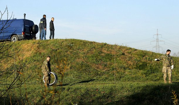 Soldados colocando arame farpado no vilarejo de Veliki Obrez, na Eslovênia. 11/11/2015 REUTERS/Antonio Bronic