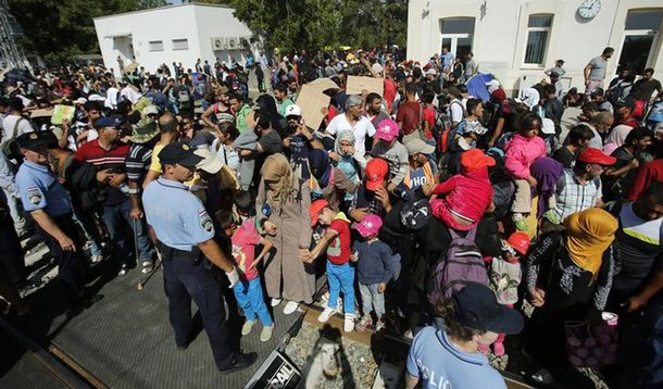 Imigrantes esperam por trens na estação de Tovarnik, na Croácia. 17/09/2015 REUTERS/Antonio Bronic