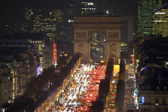 Vista da avenida Champs Élysées na hora do pico, com Arco do Triunfo ao fundo, em Paris 28/12/2015 REUTERS/Charles Platiau