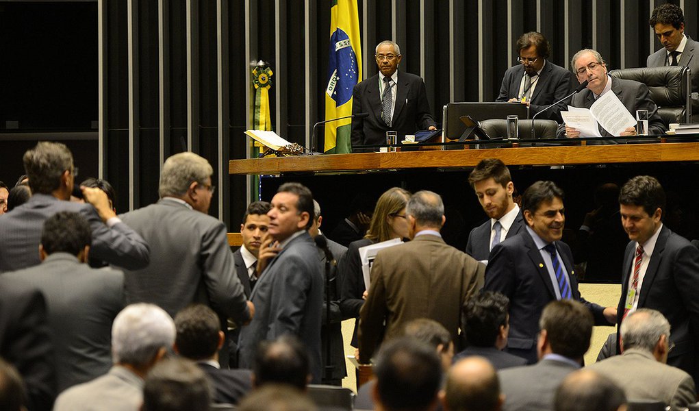 O presidente da Câmara dos Deputados, Eduardo Cunha, coordena sessão de votações do Plenário da Casa destinada a analisar e votar projetos de lei. Foto: Fabio Rodrigues Pozzebom/ Agência Brasil)
