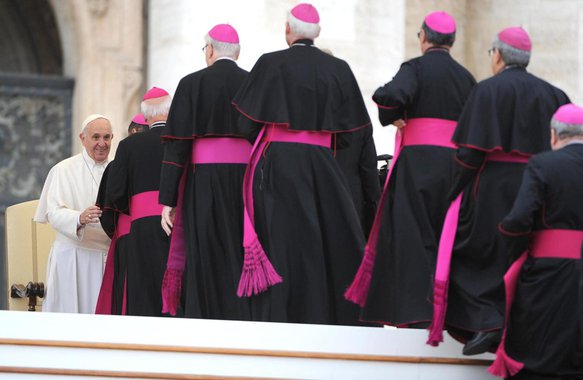 epa04986667 Pope Francis (L) welcomes Bishops during the Wednesday's General Audience in St. Peter Square of the Vatican City, Vatican, 21 October 2015. EPA/MAURIZIO BRAMBATTI
