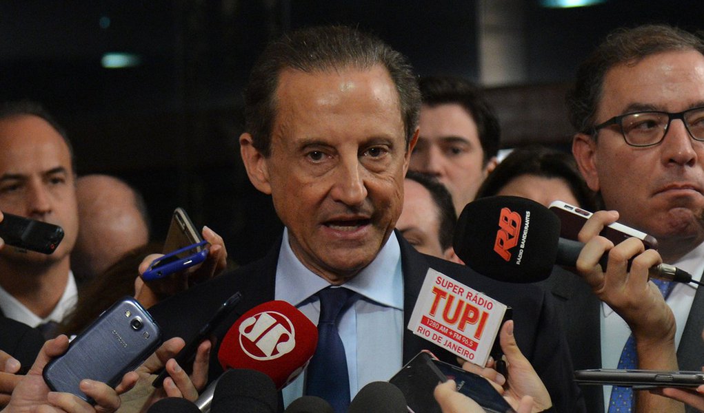 O presidente da Federação das Indústrias do Estado de São Paulo (Fiesp), Paulo Skaf, fala à imprensa depois de audiência com o presidente do Senado, Renan Calheiros, no Congresso Nacional (Antonio Cruz/Agência Brasil)