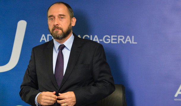 Brasília - O Advogado Geral da União, Luiz Inácio Adams fala sobre o julgamento das contas da presidenta Dilma Rousseff (Antonio Cruz/Agência Brasil)