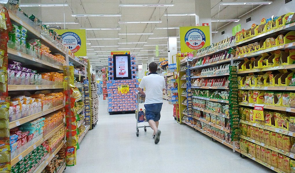 08/06/2015- Gastos do brasileiro crescerão em ritmo menor até 2019, mostra estudo. Lazer e bebidas não alcoólicas terão o menor aumento no consumo.
Despesas anuais devem crescer 7%, contra média de 11% no passado.