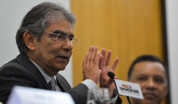 Brasília - O ministro do STF, Carlos Ayres Britto, presidente do Centro Brasileiro de Estudos Constitucionais-UniCEUB, faz palestra sobre Prouni e o povo negro na universidade (Marcello Casal Jr/Agência Brasil)