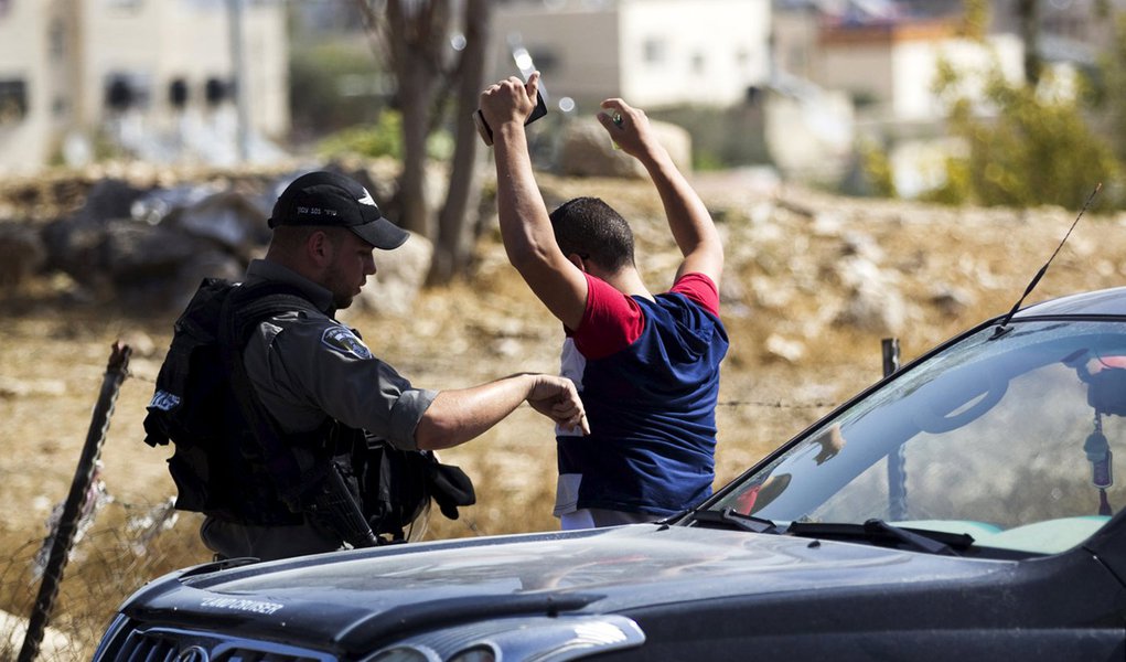 Policial israelense revistando palestino em Jerusalém. 14/10/2015 REUTERS/Ronen Zvulun