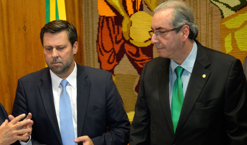 O jurista Miguel Reale Jr. e a filha do procurador aposentado, H�lio Bicudo, Maria Lucia Bicudo entregam ao presidente da C�mara, Eduardo Cunha pedido de impeachment da presidenta Dilma (Wilson Dias/Ag�ncia Brasil)