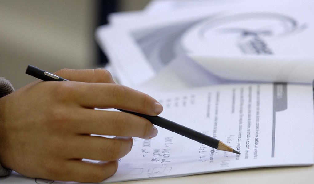 Florianópolis – 31.07.09 Rep. Nanda Gobbi – Foto Diego Redel – Geral Assunto: Simulado Prova do Enem Personagens: Alunos do ensino médio fazem teste proposto pelo Diário Catarinense.