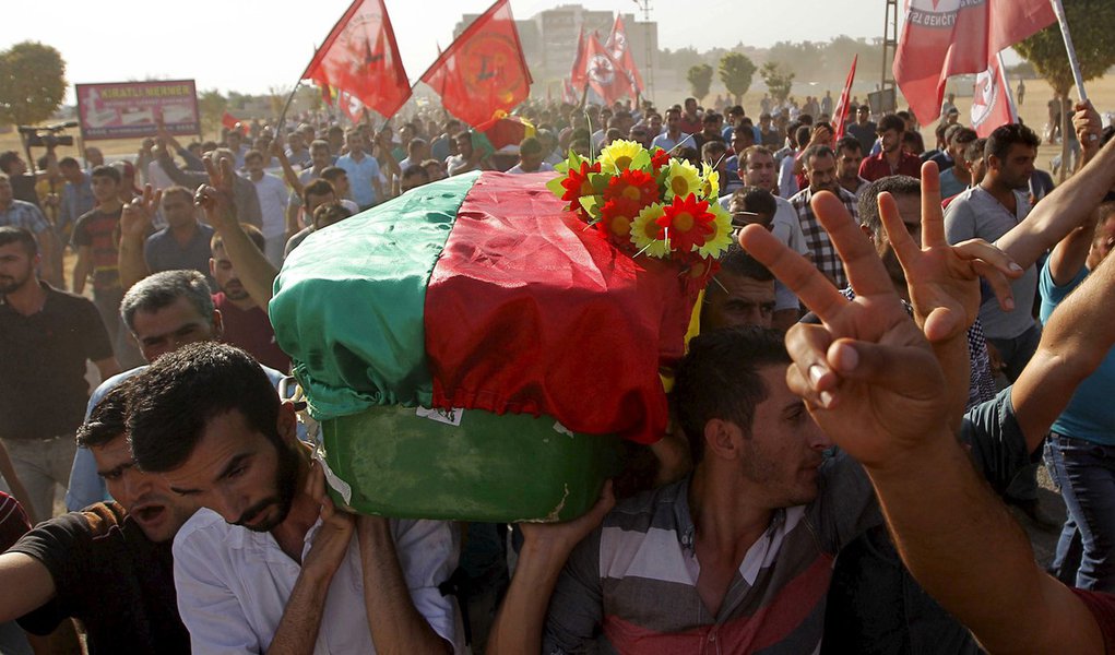 Familiares e amigos carregam caixão de vítima de ataque na cidade turca de Suruc, na fronteira com a Síria. 21/07/2015 REUTERS/Stringer