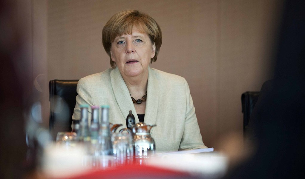 German Chancellor Angela Merkel leads the weekly cabinet meeting at the chancellery in Berlin, Germany, September 29, 2015.REUTERS/Axel Schmidt
