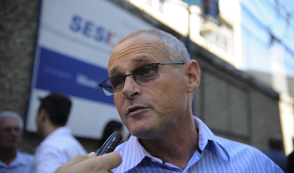 O secretário de segurança do Rio, José Mariano Beltrame, fala com a imprensa na saída da UPP da Providência.Completam dois anos hoje o desaparecimento do ajudante de pedreiro Amarildo de Souza (Tânia Rêgo/Agência Brasil)