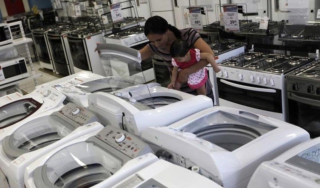 Vendas no varejo brasileiro caem 0,9% em agosto e setor caminha para pior ano desde 2003