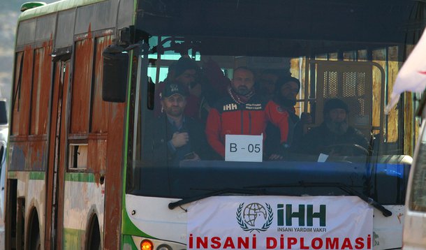 Combatentes e civis deixam cidades sÃ­rias sitiadas em Ã´nibus. 28/12/2015. REUTERS/Ammar Abdullah