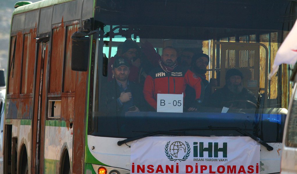 Combatentes e civis deixam cidades sÃ­rias sitiadas em Ã´nibus. 28/12/2015. REUTERS/Ammar Abdullah