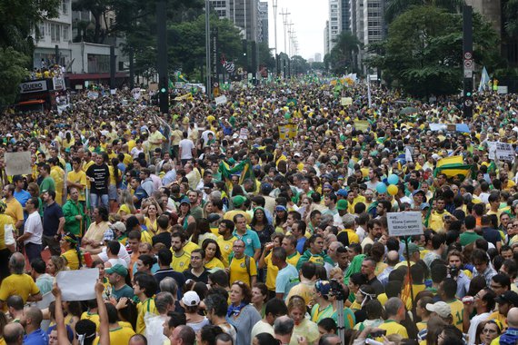 15/03/2015- São Paulo- SP, Brasil- Manifestação contra o governo Dilma e a corrupção na Petrobras,  na avenida Paulista. Foto: Paulo Pinto/ Fotos Públicas