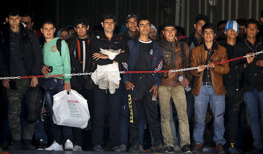 Imigrantes aguardam em porto perto de Atenas. 6/11/2015. REUTERS/Yannis ehrakis