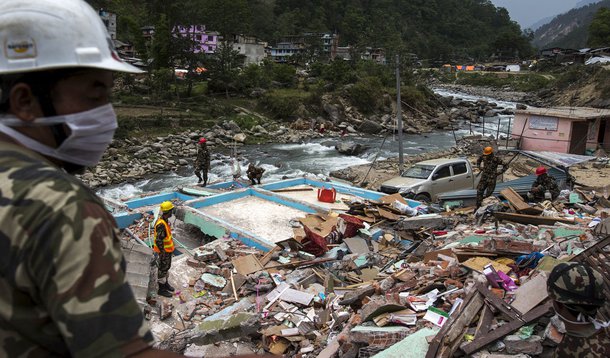 Militares nepaleses procuram corpos em meio a detroÃ§os de prÃ©dios destruÃ­dos por terremoto no vilarejo de Singati. 15/05/2015 REUTERS/Athit Perawongmetha