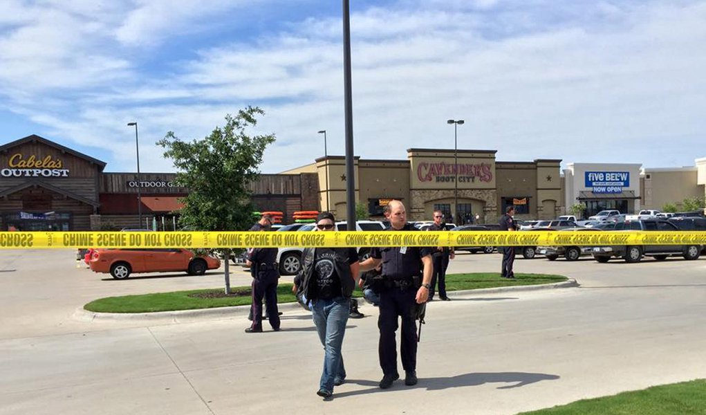 Policial escoltando um homem na cena do tiroteio em Waco, no Texas. 18/05/2015   REUTERS/Waco Police Department/Handout