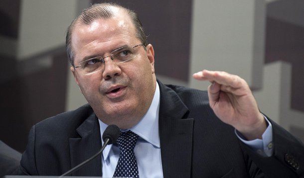 O presidente do Banco Central, Alexandre Tombini,durante audiência pública para discutir as diretrizes, implementação e perspectivas futuras da política monetária nacional (Marcelo Camargo/Agência Brasil) - Assuntos: CAE, Senado, banco central