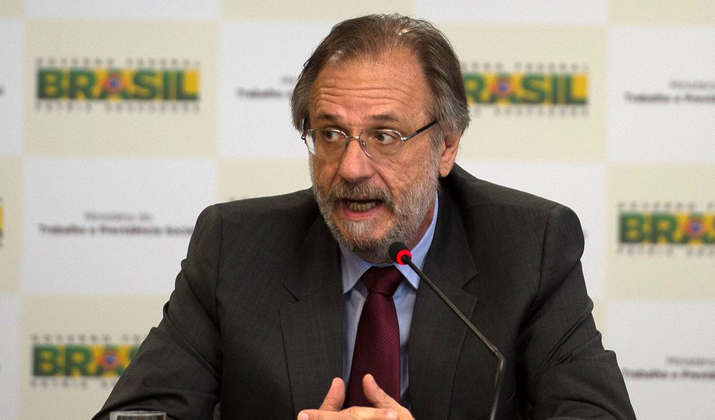 Brasília - O ministro do Trabalho e Previdência Social, Miguel Rossetto, durante assinatura ato concedendo autorização de permanência para imigrantes haitianos (Marcello Casal Jr/Agência Brasil)