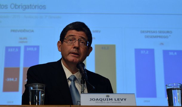 Os ministros da Fazenda, Joaquim Levy, e do Planejamento, Nelson Barbosa, falam sobre a redução da meta de superávit primário deste ano, durante coletiva no ministério da fazenda (Marcello Casal Jr/Agência Brasil)