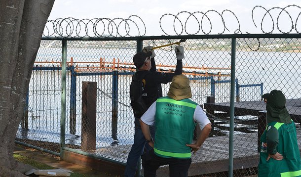A Agência de Fiscalização do Distrito Federal (Agefis) retira construções irregulares na orla do Lago Paranoá (Valter Campanato/Agência Brasil)