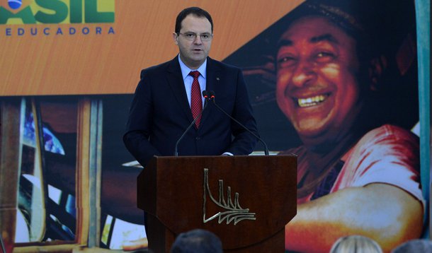 O ministro do Planejamento, OrÃ§amento e GestÃ£o, Nelson Barbosa, fala na cerimÃ´nia de lanÃ§amento da nova etapa do Programa de Investimentos em LogÃ­stica, no PalÃ¡cio do Planalto (Valter Campanato/AgÃªncia Brasil)