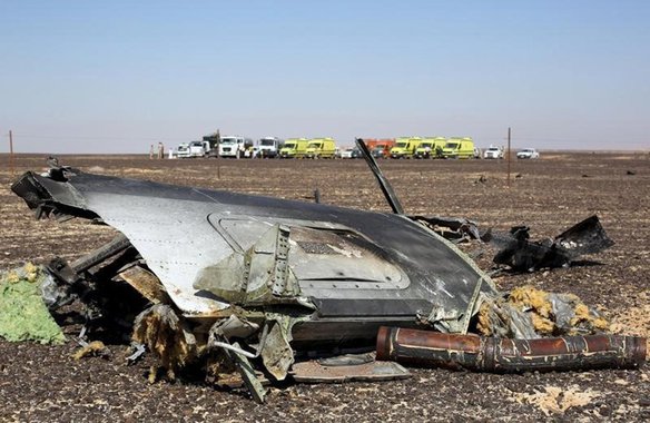 Destroços de avião de companhia aérea russa no norte do Egito. 02/11/2015 REUTERS/Mohamed Abd El Ghany