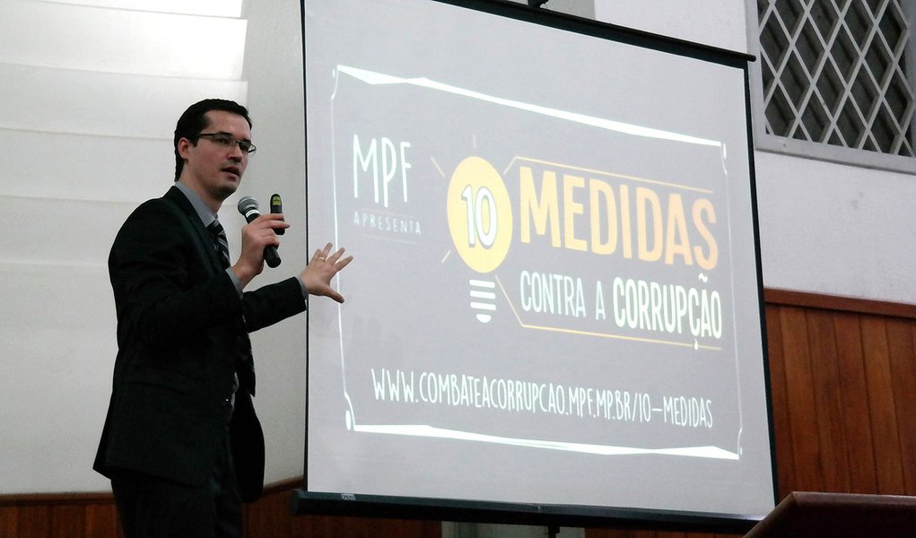 O procurador da República Deltan Dallagnol, que integra o núcleo da Operação Lava Jato, participa de lançamento, no Rio, do projeto 10 Medidas Contra a Corrupção, do MPF (Vladimir Platonow/Repórter da Agência Brasil)